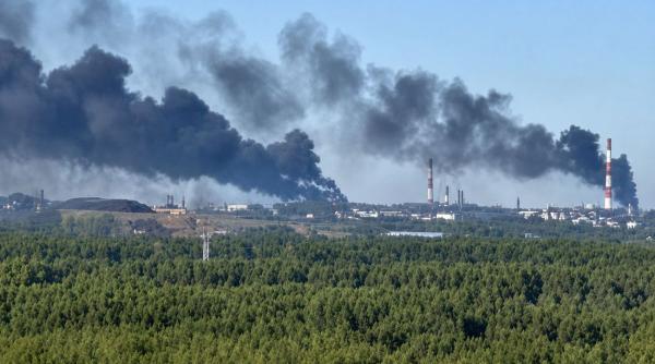 Atacuri ucrainene de amploare în adâncimea teritoriului rus: Rafinăria din Iaroslavl incendiată și un bombardier strategic Tu-95 serios avariat la baza Engels