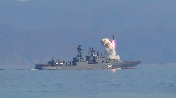 Pentru că nu mai au curaj să iasă pe mare, rușii lansează rachetele de croazieră Kalibr direct din portul Novorossiysk. La ce pericole se expun?