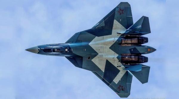 Rușii scot la înaintare avionul Su-57E pentru export: La salonul aeronautic din Egipt va fi prezentată aeronava cu toate armele din dotare, inclusiv cu anumite categorii de drone