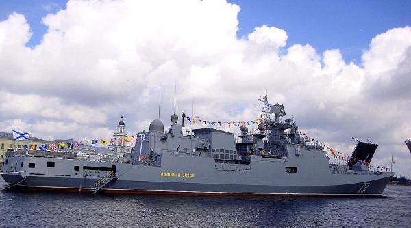 Dronele ucrainene au găurit fregata „Amiral Essen” la baza navală Novorossiisk. Atacul masiv făcut și alte pague, inclusiv un Su-33 și terminalul de păcură