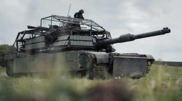 Un tanc M1A1 Abrams a supraviețuit după 20 de lovituri cu drone FPV: Cum modifică inginerii ucraineni blindatele americane