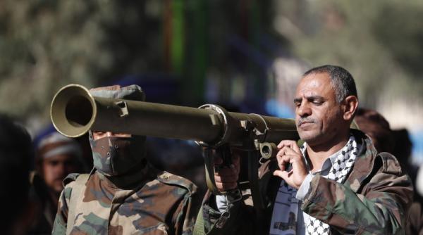 Rebelii Houthi ajung la 80 km de strâmtoarea Bab el-Mandeb. Anunțul complică și mai mult războiul din Orientul Mijlociu