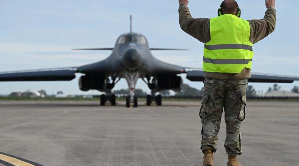 Forțele Aeriene ale SUA continuă să tragă de bombardierele strategice B-1 și B-2 în așteptarea noului B-21 Raider