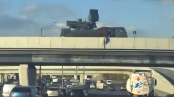 Tactici tip Hamas. Armata rusă pune sistemul Pantsir-S1 deasupra autostrăzii de lângă Moscova. Vehiculele, folosite ca scut contra dronelor ucrainene