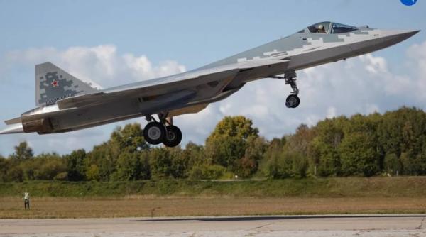 Fără să fie cu adevărat combat proven în Ucraina, Su-57 e într-o nouă configurație tehnică: Rușii se laudă cu primele avioane modificate și livrate