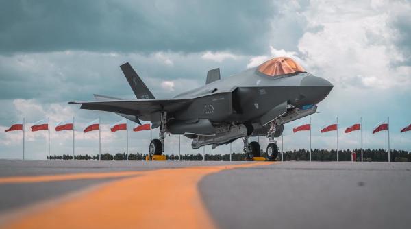 Primul F-35 „european” pentru Polonia a aterizat în țară. Din cele 32 de avioane comandate, jumătate vor fi produse parțial și asamblate complet în Europa