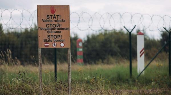Provocările continuă la frontiera NATO: Bărbați mascați și înarmați, aflați de partea belarusă a frontierei, au amenințat militarii letoni 