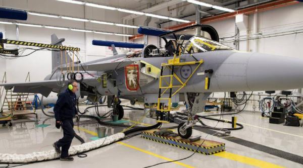  Primul F-39E Gripen asamblat în afara Suediei a avut zborul inaugural. Embraer devine a doua linie de producție a avionului la nivel global