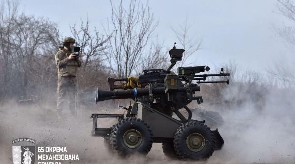 Soluție inedită ucraineană: RPG-uri, dar și aruncătoare de flăcări pe roboți tereștri. În „zona gri” speranța de viață a unui soldat e de câteva minute