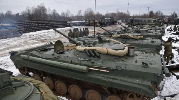 Moscova se joacă din nou cu nervii Occidentului și începe să-și umple depozitele de la frontiera cu NATO cu blindate și artilerie