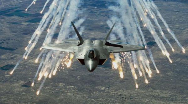 Pilotul dă ordine, drona execută manevrele: Ce înseamnă pentru aviația militară primul test de control de la distanta între un F-22 și drona Fury